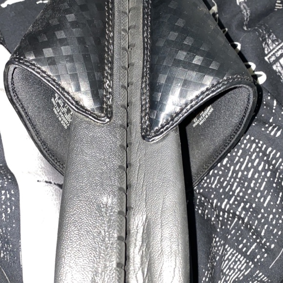 Black Nike slides - Picture 2 of 3